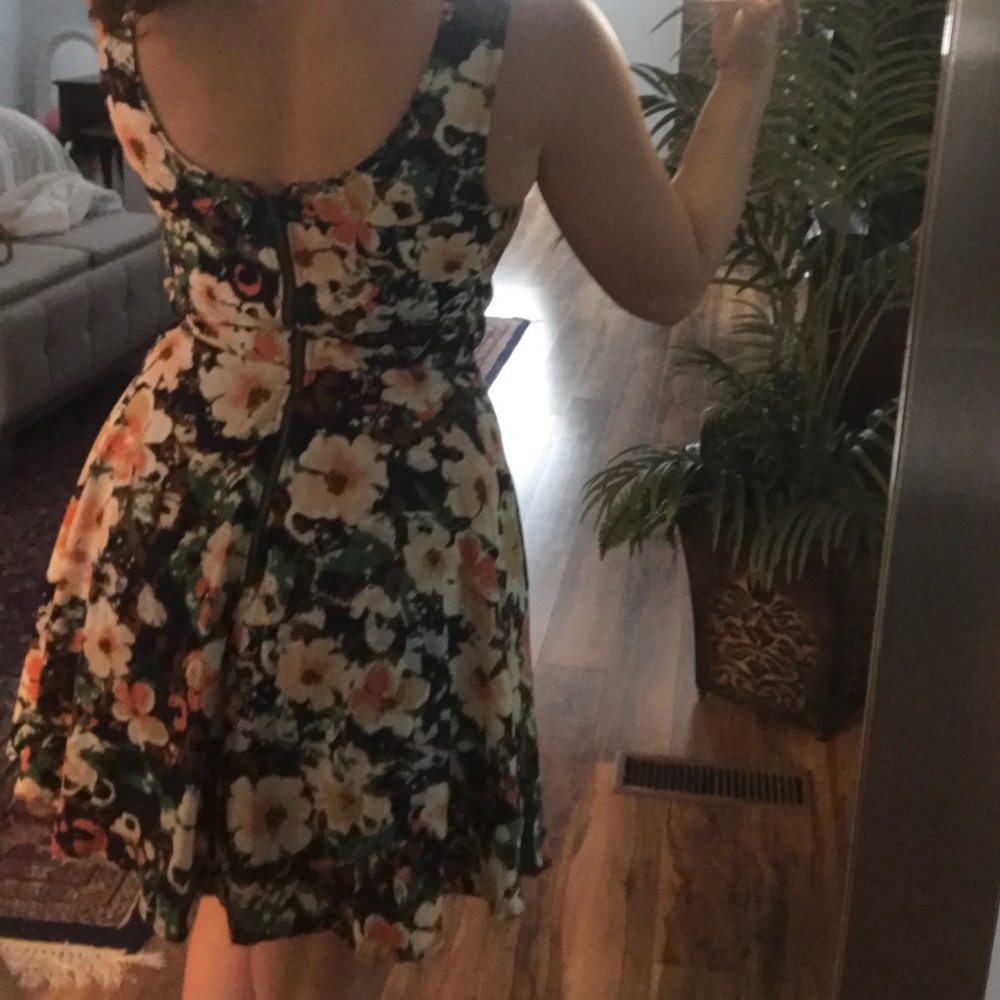 Spring dress - Picture 2 of 2